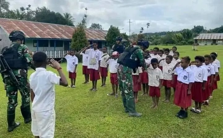 Intimidating TNI Indonesian Soldiers at Melanesian Students schools in West Papua!
West Papuan children are forced to learn about Indonesian nationalism by members of the TNI.
Shame on them the Indonesian military. 
#FreeWestPapua
#PapuaMerdeka
#shamejokowidodo