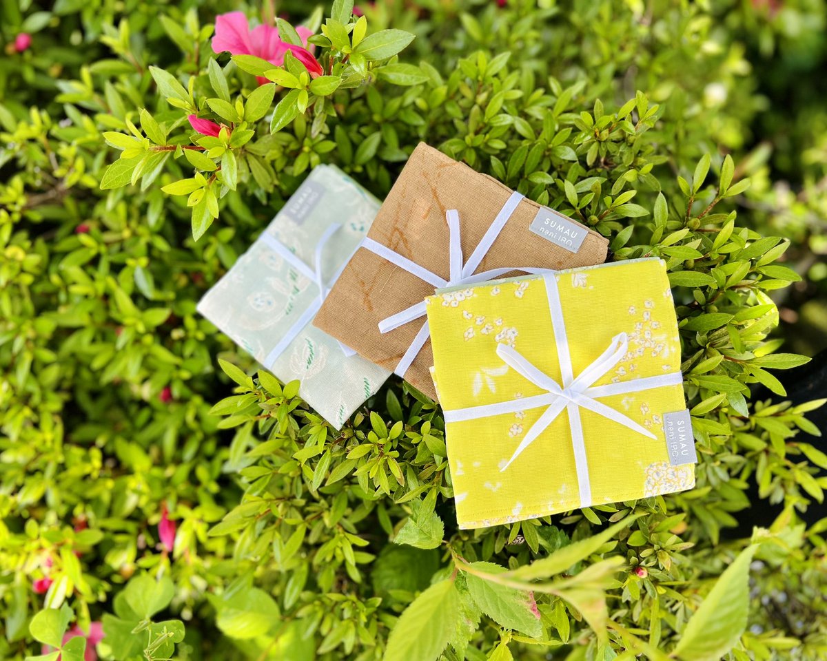 MONOKOKORO1's tweet photo. 【SUMAU nani IRO】の大判Wガーゼハンカチとハンカチsetが入荷しました🌱
こちらのハンカチはかなり久々の入荷です。
毎年新作のテキスタイルが発表され、今回入荷したものは2023年の最新作。
あまく織られたWガーゼ生地は、高い吸水性を備え使うほどに柔らかくなります。
　
各¥1,100 https://t.co/0eUrMYdhZv