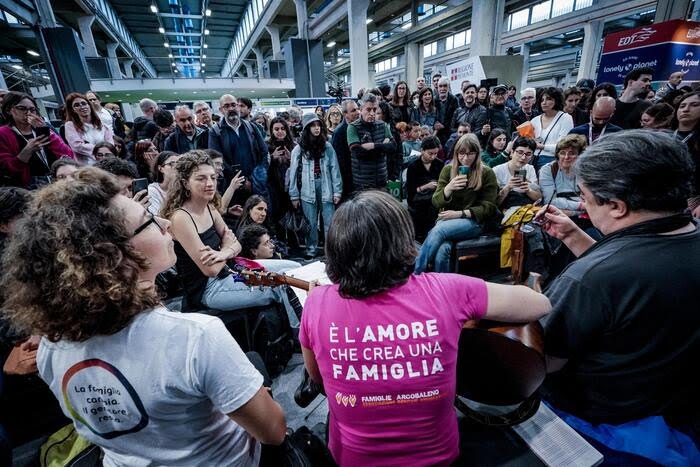 La prima è aggressione, la seconda contestazione. C'è una bella differenza. 
(Anche tra chi non vede la prima ma solo la seconda)
#liceoMichelangiolo #salonedellibro #Roccella