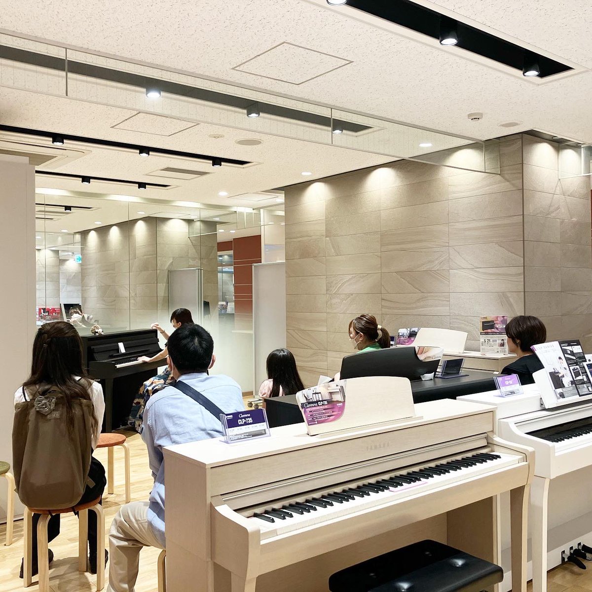 meru_klavier's tweet photo. ヤマハミュージック神戸店さんでミニコンサートでした🎶
本日もたくさんのお客様にご来店いただきました✨👗
ありがとうございました😊
三ノ宮で買ったいちご大福と共に帰ります🤭🍓
#clavinova #yamaha #clp735 #clp745 #clp775 #clp785 #cvp905 #cvp909
#ヤマハデモンストレーター #重谷萌瑠 https://t.co/PZUK97H8Zm