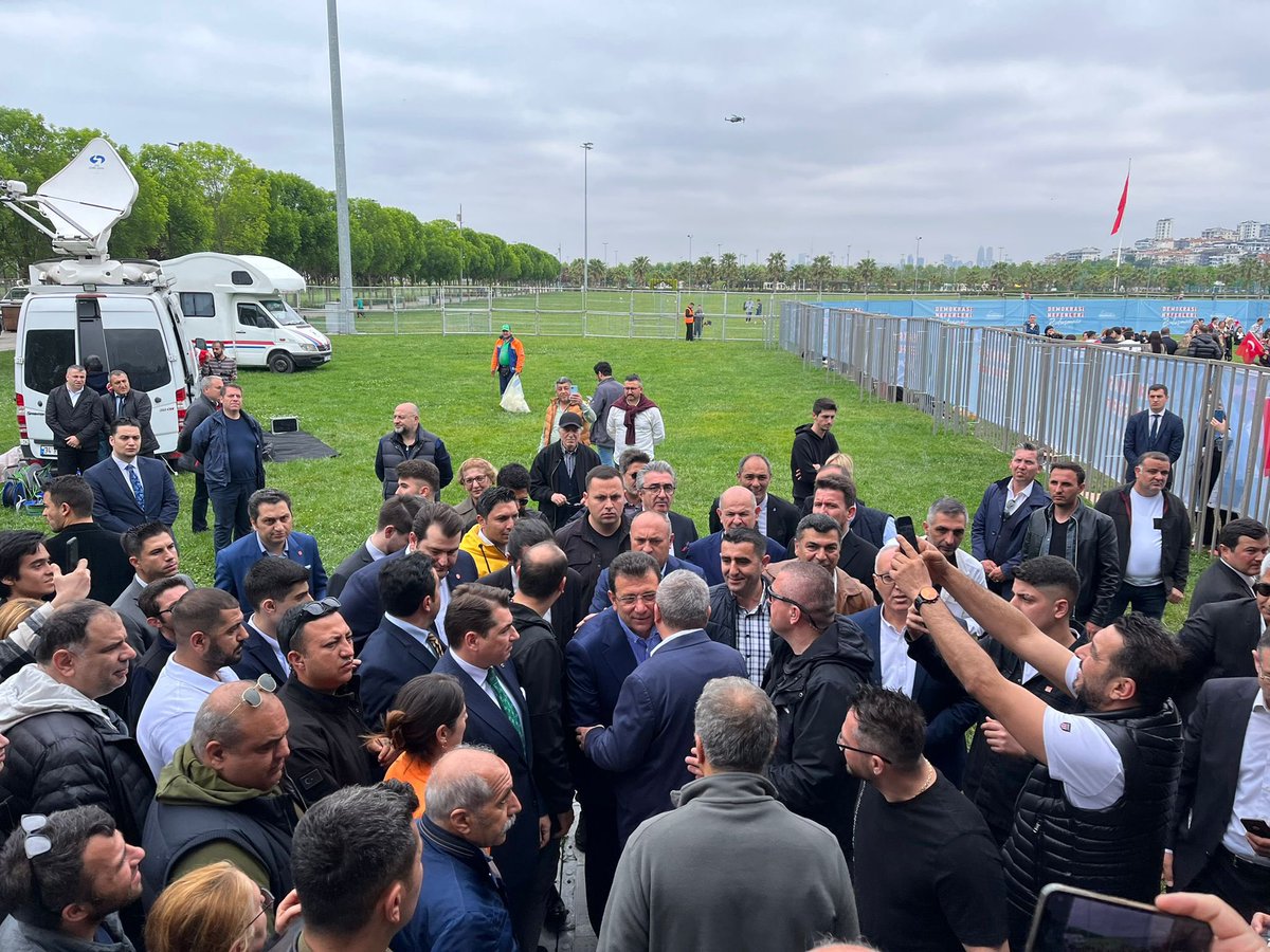 cenginyurt52's tweet photo. Hak, Hukuk, Adalet için güzel yarınlar için Sn. Kemal Kılıçdaroğlu Cumhurbaşkanı olmalıdır.
Maltepe de kıymetli vatandaşlarımızla bir aradayız.
Aydınlık yarınlar için karar senin güzel Ülkem. https://t.co/4YLt99scyV