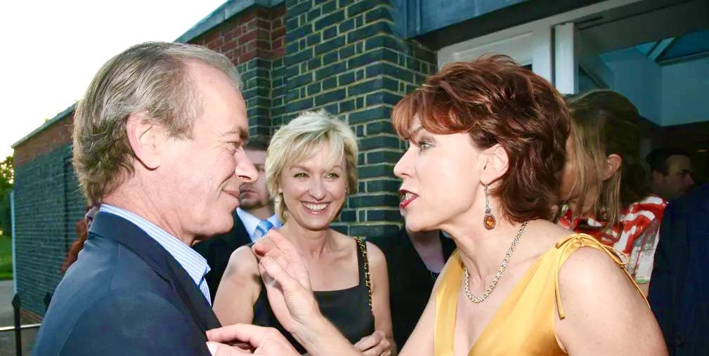 Verbally jousting with Martin was one of life’s great sports. And even better when Tina Brown was refereeing. Of course, the dazzlingly witty wordsmith invariably beat all conversational contenders. His story ended way too early. RIP #MartinAmis @TinaBrownLM