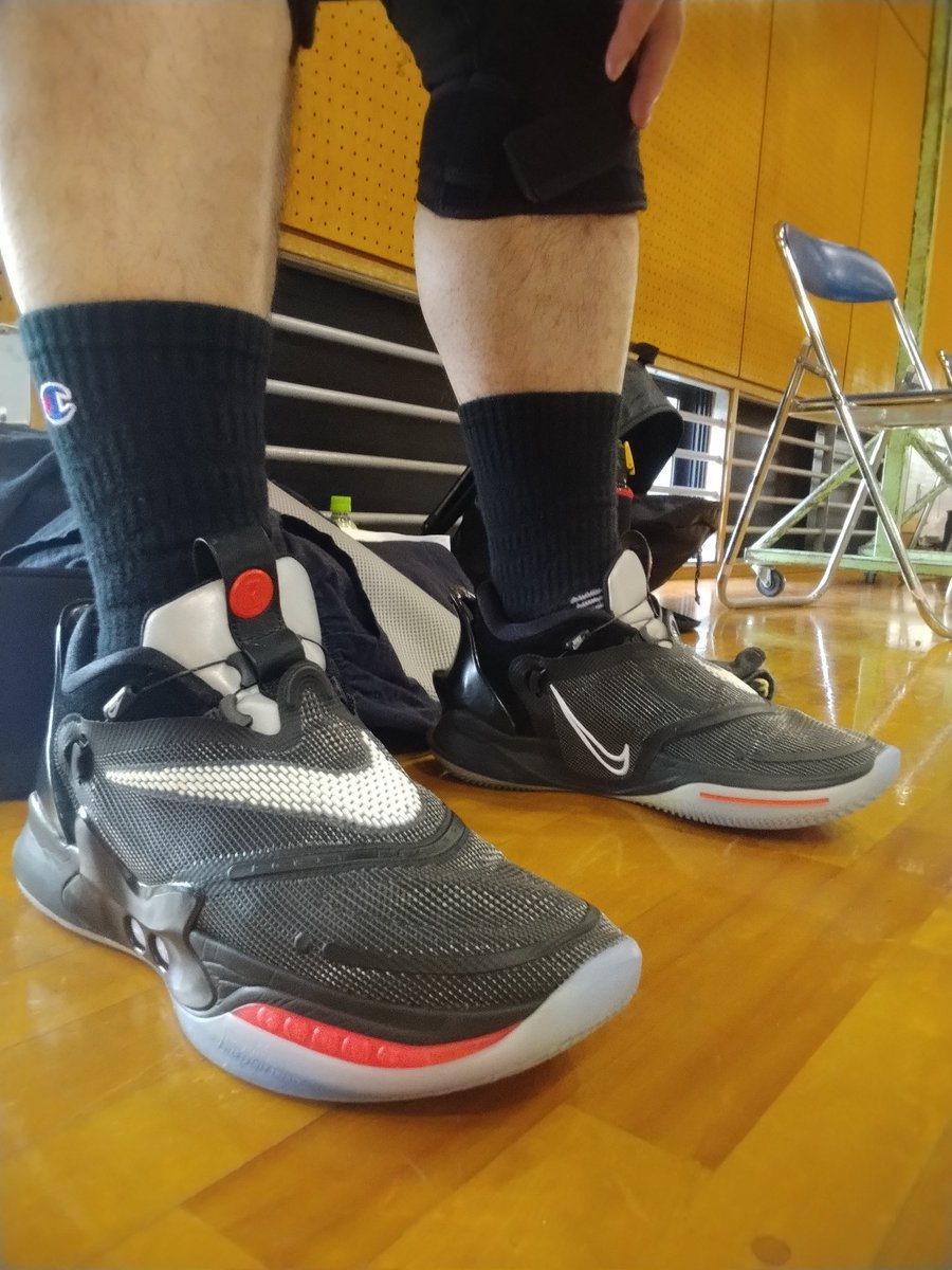 basketshoeturbo's tweet photo. 今日のバッシュ1
NIKE ADAPT BB 2.0
インソールはSIDAS ACTION 3D
午前にあった息子のミニバスの親子バスケと午後のチーム練習の最初に履いてみた!
自動で締まっていく機能にとりあえず子供達が興奮してたのがおもしろかった😂
#NIKE
#AdaptBB2
#バスケ
#バッシュ
#インソール
#SIDAS https://t.co/FXWBTmfXa9