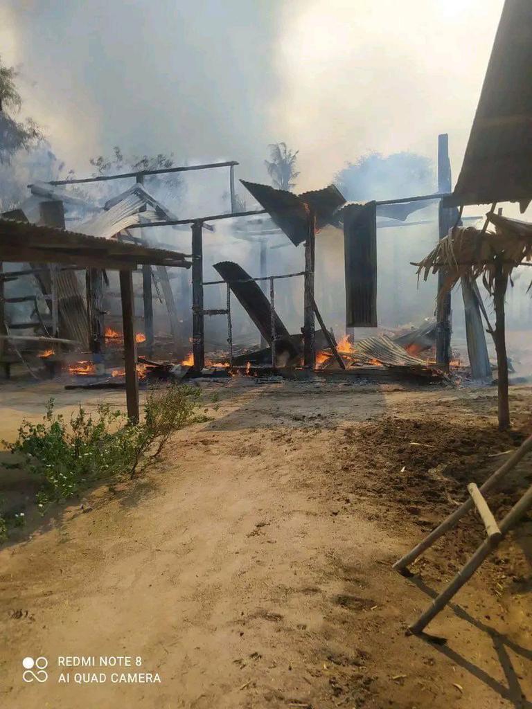 HtunA97494's tweet photo. Over 100 forces of SAC troops have continued launching offensive and setting fire to the villages in eastern and southern parts of Kanbalu tsp, reportedly.

#2023May21Coup #WarCrimesOfJunta #WhatsHappeningInMyanmar https://t.co/3dzTsS0LSP