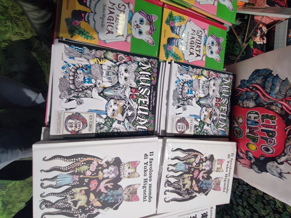 イタリアで開催中のサローネでリブロに来てる @nekonoboris さんの本のスタンドかわいいい https://t.co/LG3aeviSB5