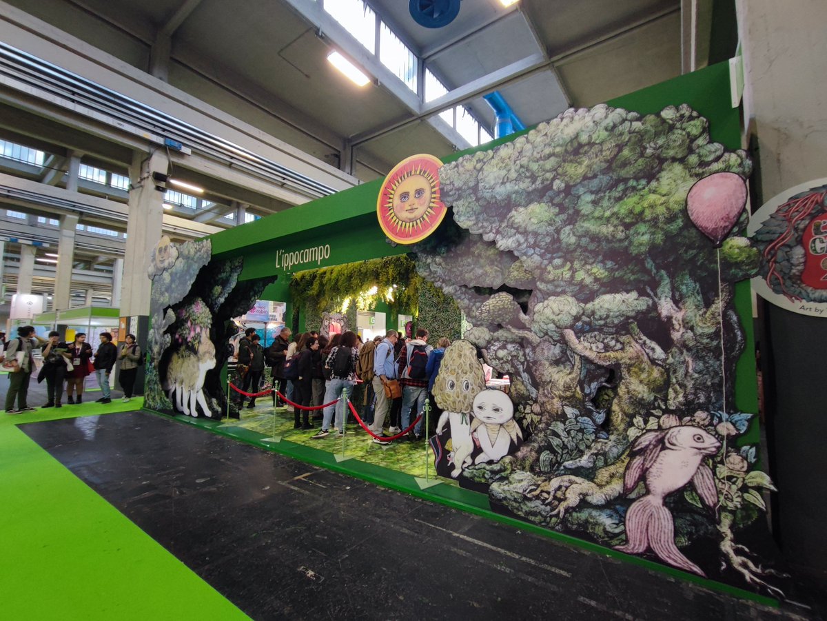 イタリアで開催中のサローネでリブロに来てる @nekonoboris さんの本のスタンドかわいいい https://t.co/LG3aeviSB5