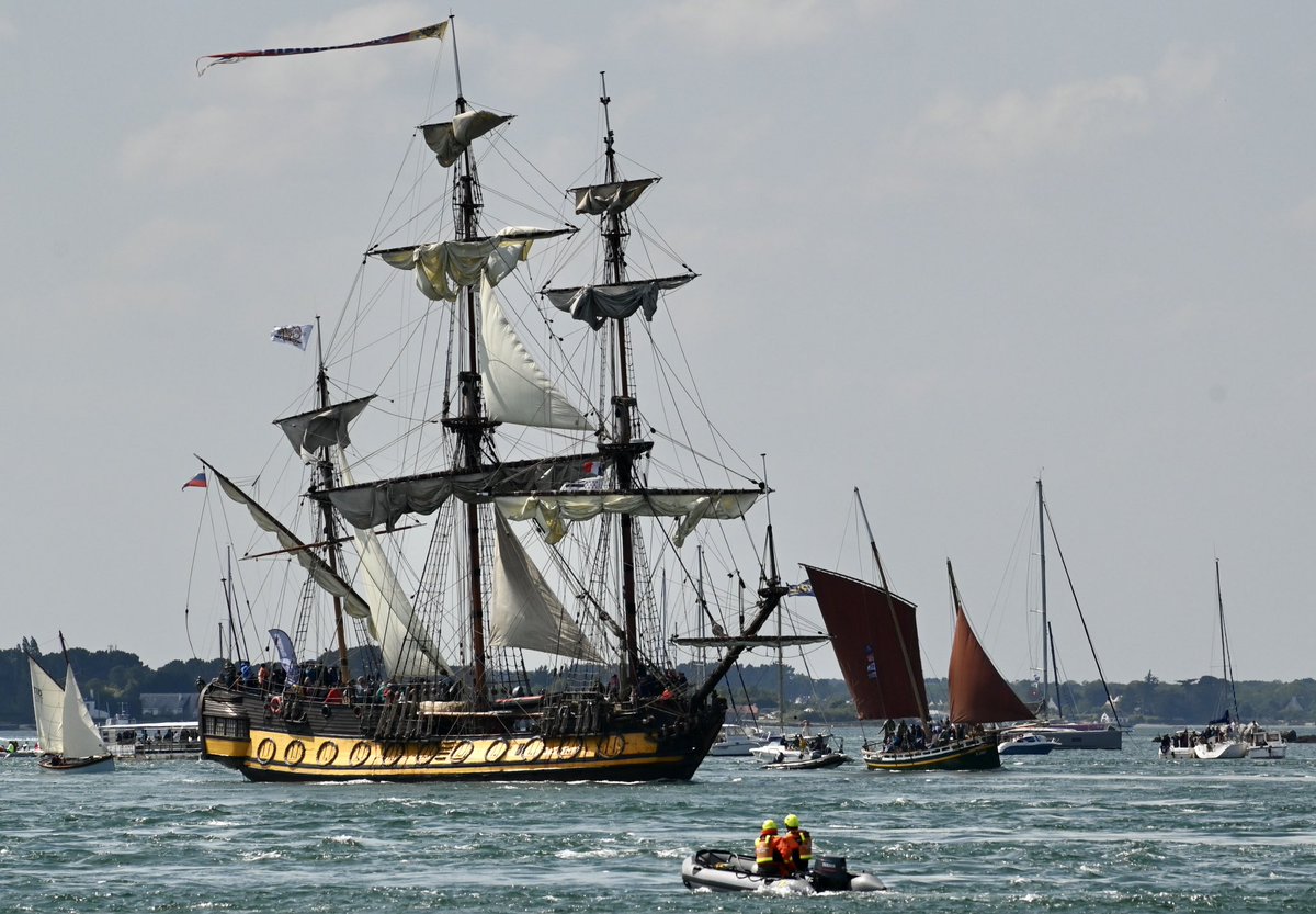 La Grande Parade de la Semaine du Golfe du Morbihan via le lien ci-dessous 
#Bretagne #GolfeduMorbihan #SemaineduGolfe #LaGrandeParade #BellePlaisance #MagnifiqueFrance #FranceMagique #BaladeSympa 

philippeguenin.com/post/la-grande…