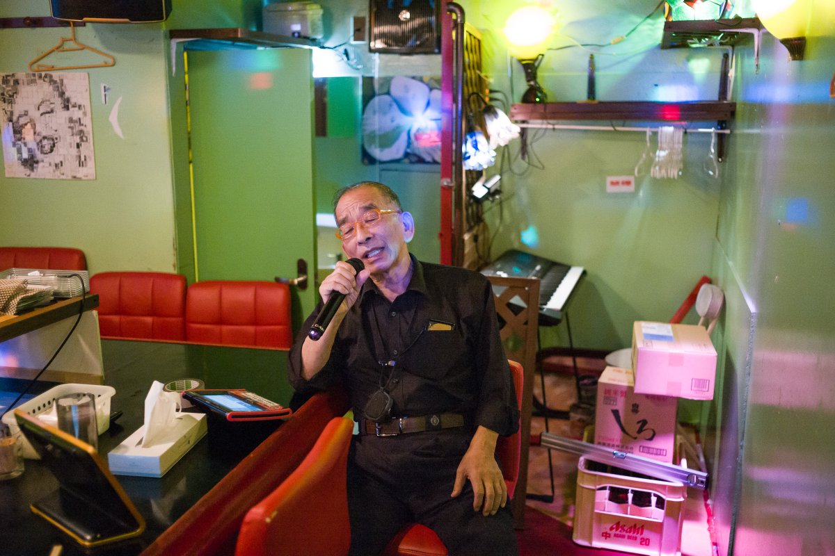 tokyotimes's tweet photo. Hugs and stories on a photogenic little Tokyo drinking street. Write-up here: https://t.co/DOtm0MGg2u https://t.co/QOXf5YWMXX