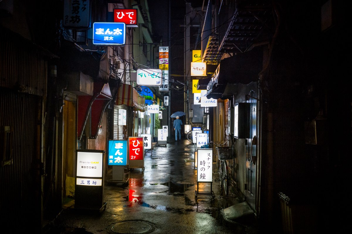tokyotimes's tweet photo. Hugs and stories on a photogenic little Tokyo drinking street. Write-up here: https://t.co/DOtm0MGg2u https://t.co/QOXf5YWMXX