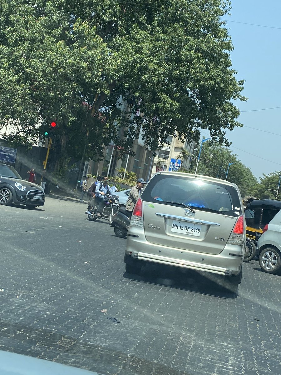 jayants_'s tweet photo. @PuneCityTraffic #konhamath breaking signals hindering the traffic is normal in Pune endangering others lives #safety https://t.co/jqEWQB0gNM