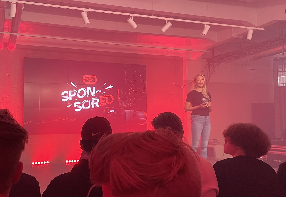 nhkCS2's tweet photo. Mainos: ED
"80% pelistä on käyty jo ennen matsin alkua henkisellä valmistautumisella. "
Näin sanoi Mia Stellberg #sponsorED-tapahtumassa, johon osallistuttiin akatemiaporukalla! Päivä oli tosi antoisa ja saatiin Mialta ja @tonppz paljon aiheita pohdittavaksi 🤩 @EDenergiajuoma https://t.co/pZd0kx5pOJ