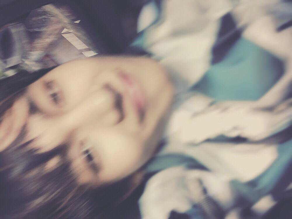 nygmahopee's tweet photo. kim taehyung y su costumbre de sacarse fotos borrosas es y siempre será mi concepto favorito https://t.co/MDIUjGB7kS