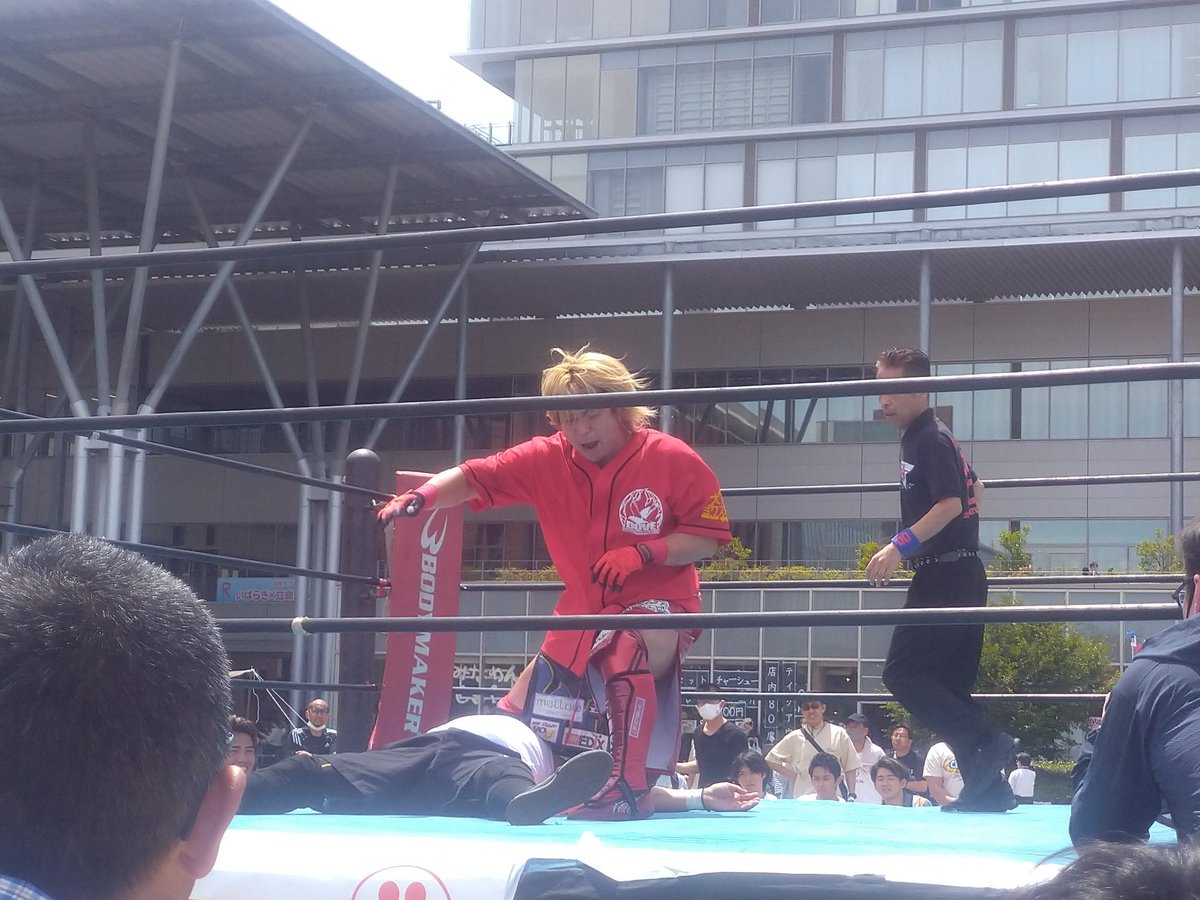 401frr's tweet photo. お外で珍しい #ダブプロレス 
後ろで見てたご婦人どハマりしてて「絶対行こ」言ってはった☺
俺も行こ
 #BPC https://t.co/bBymfV5zns