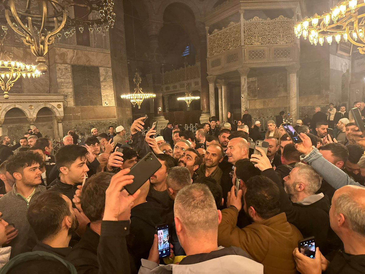 Kim bilir kaç neslin hayaliydi Ayasofya...

"Zincirler kırıldı,
Ayasofya açıldı."
Hamdolsun

Allah, Cumhurbaşkanımız Recep Tayyip Erdoğan'dan razı olsun.

Bereketle ve duayla...