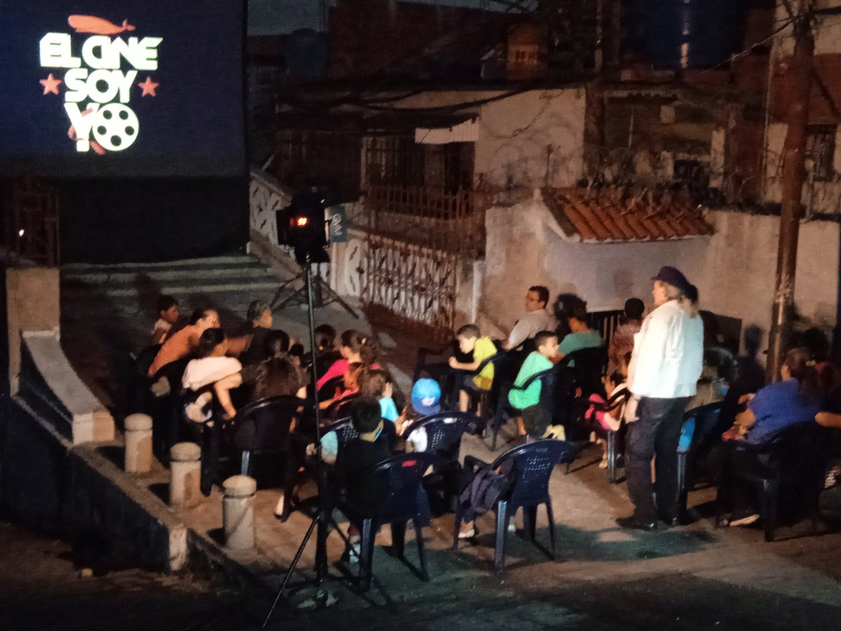 Aquí un resumen en imágenes de la película 🎥 #ElCineSoyYo en #Petare #LaUnion con nuestros panas de @ZonaD_Descarga  @Gran_Cine  y nosotros @pabellonpro filmando para el documental!