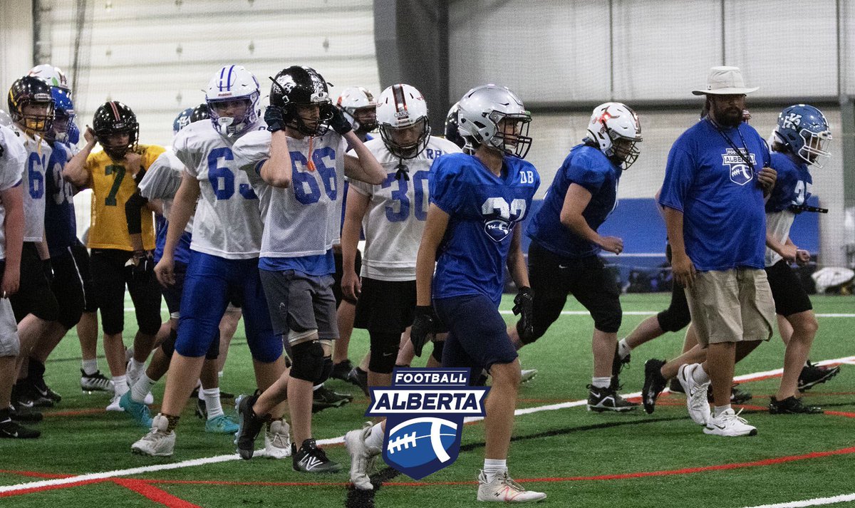 FootballAlberta's tweet photo. Head Coach Adam Cooper leads his team Edmonton North Golden Bears for a practice session ahead of their game against Edmonton North Wildcats on Monday, May 22.
🏈🏈
#football #footballalberta #albertasummergames2023 #goldenbears #u16 https://t.co/4fojOItg2c