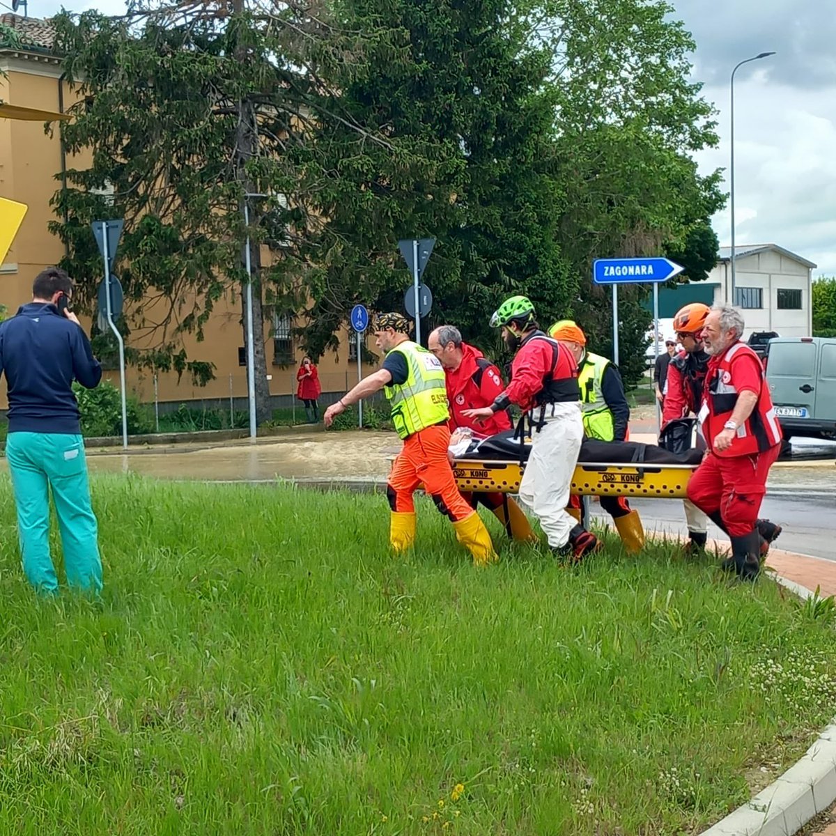 🤝 Nei momenti come questi ci stringiamo al fianco delle comunità colpite dall’emergenza #alluvioneemiliaromagna 

📣 Sostieni la raccolta fondi della #CroceRossaItaliana e dona attraverso il link in bio.

#CriToscana