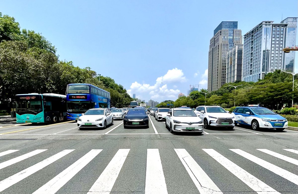 hanseric's tweet image. 100% EV!

While the image doesn’t tell the whole truth when I counted 200 cars here in Shenzhen, still 108 of them were BEV/PHEV. That’s 54%. Not of sales but of cars on the road. Buses are 100% though.