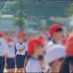 可愛い。はい、校長先生の話を聞いてるとき、一人だけ心臓を捧げてるのはうちの息子です