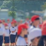 可愛い。はい、校長先生の話を聞いてるとき、一人だけ心臓を捧げてるのはうちの息子です