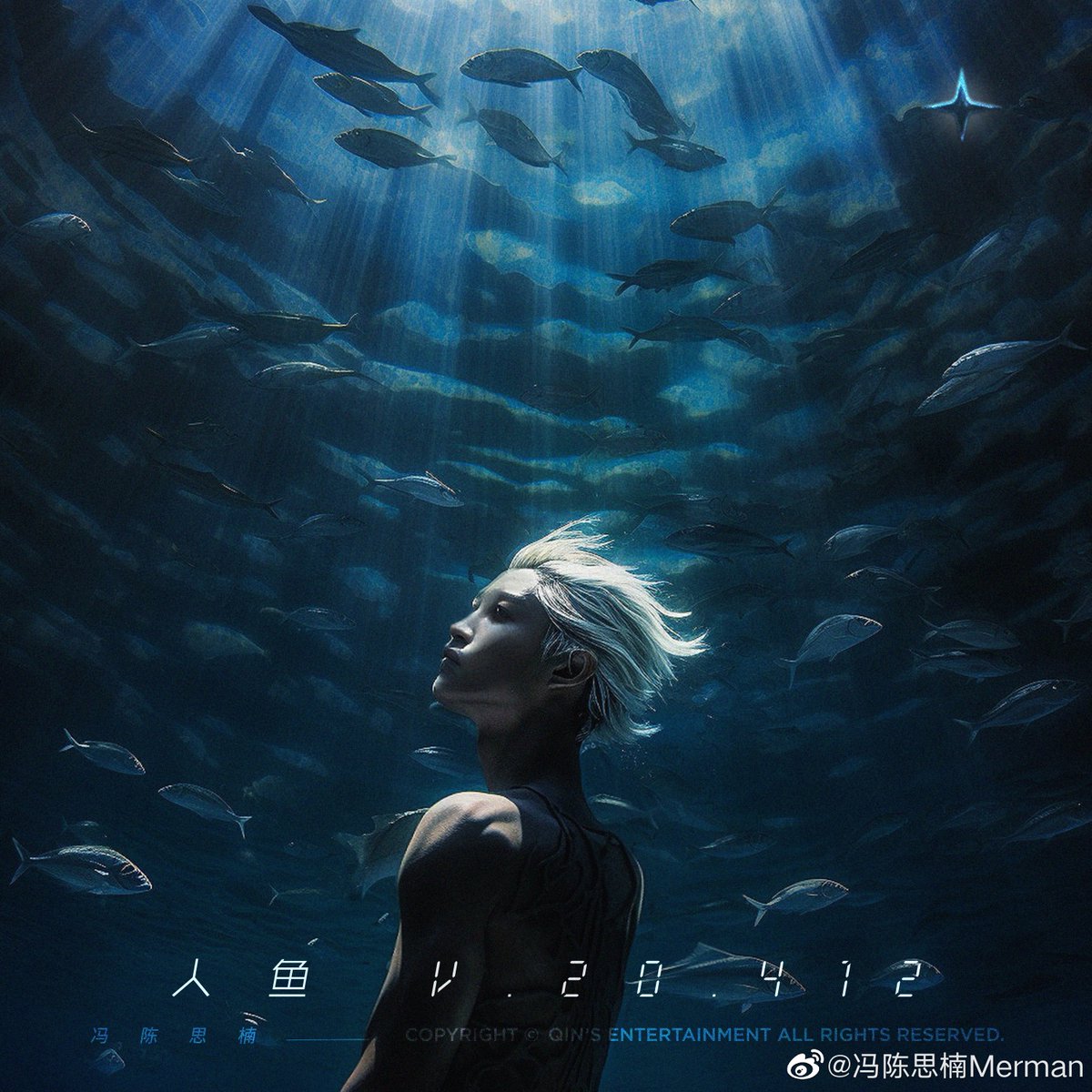 นางเงือกหมายเลข v.20.412 หลบหนีจากทะเลมายังโลกมนุษย์เพื่อมาสัมผัสกับ “ความรู้สึก” ที่ซับซ้อน ตามหาต้นกำเนิดของ “ความรัก” และสะท้อนใจของ “มนุษย์” ด้วยการร้องเพลง

《人鱼v.20.412 》สามารถรับฟังได้แล้ววันนี้

QQ Music t.cn/A6NFCiU0
NetEase t.cn/A6NFCiUY