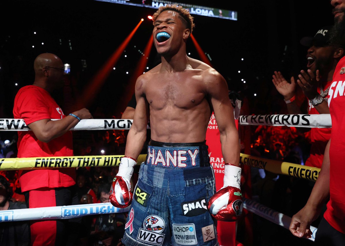 BleacherReport's tweet image. DEVIN HANEY BEATS LOMACHENKO BY UNANIMOUS DECISION 😤