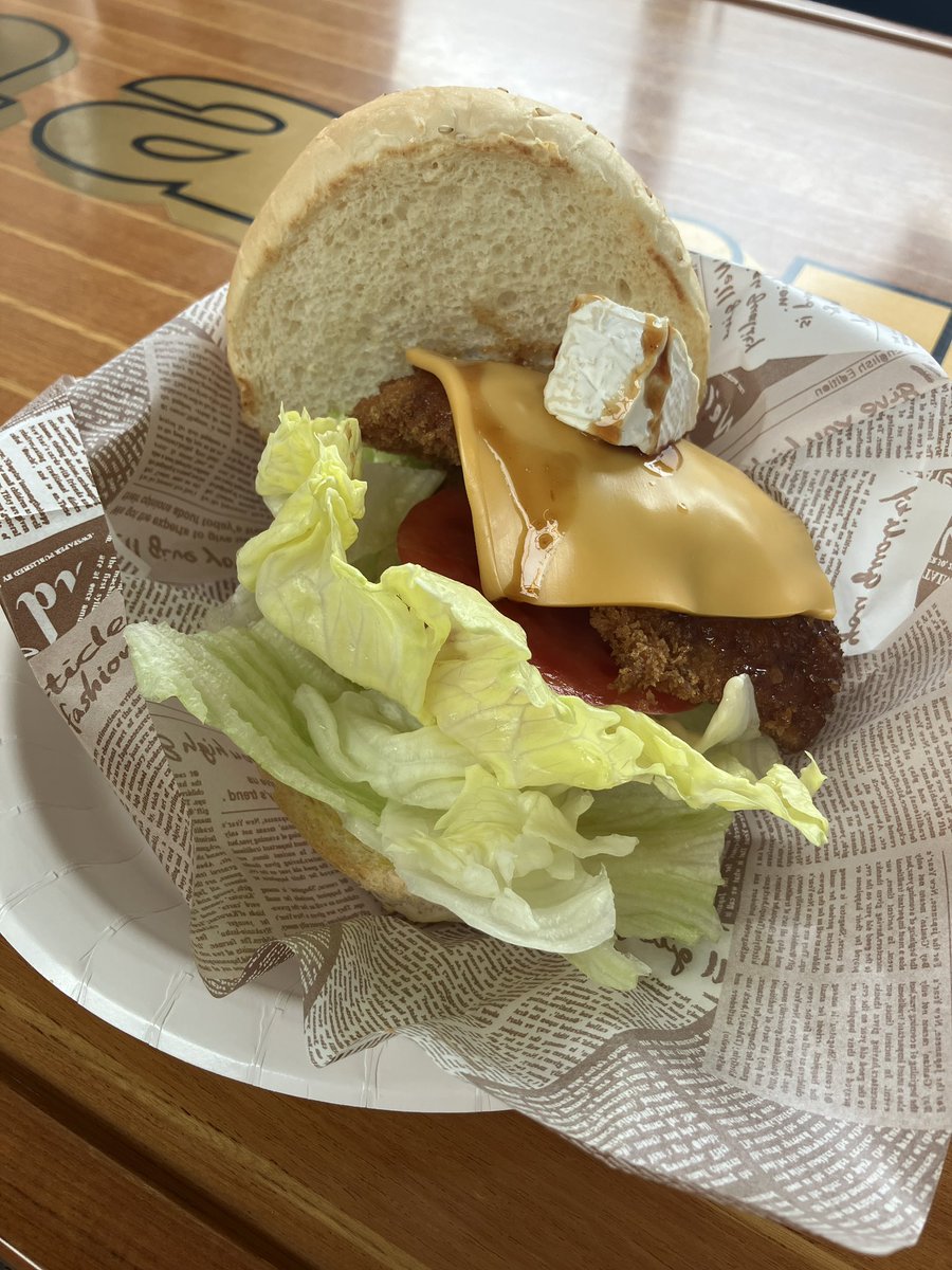 minichuya's tweet photo. 金目鯛バーガー　¥1,300
in道の駅開国下田みなと.Ra-maru 

ボリューム満点！もう思い残すことはないよー

#ゆるキャン
#Ramaru
#下田 https://t.co/ZoPySd3sfw