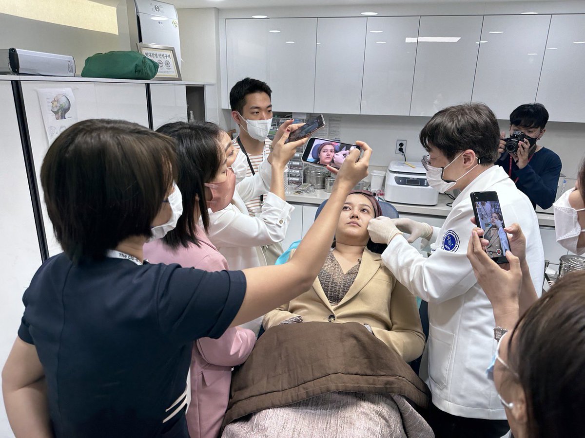 khunkim_ceo's tweet image. Oppa Me ร่วมกับ สมาคมฟิลเลอร์แห่งประเทศเกาหลีใต้ และ IFERA และ The Glodi เทรนนิ่งแพทย์จากประเทศไทย 

แพทย์ไทยและทั่วโลกจะมีแหล่งการเรียนรู้ และแบ่งปันประสบการณ์ และสร้างคอมมูนิตี้สำหรับแพทย์ ผ่านแอพพลิเคชั่นเร็วๆนี้
#oppame #academy #ศัลยกรรมเกาหลี
oppamedoctoracademy.com