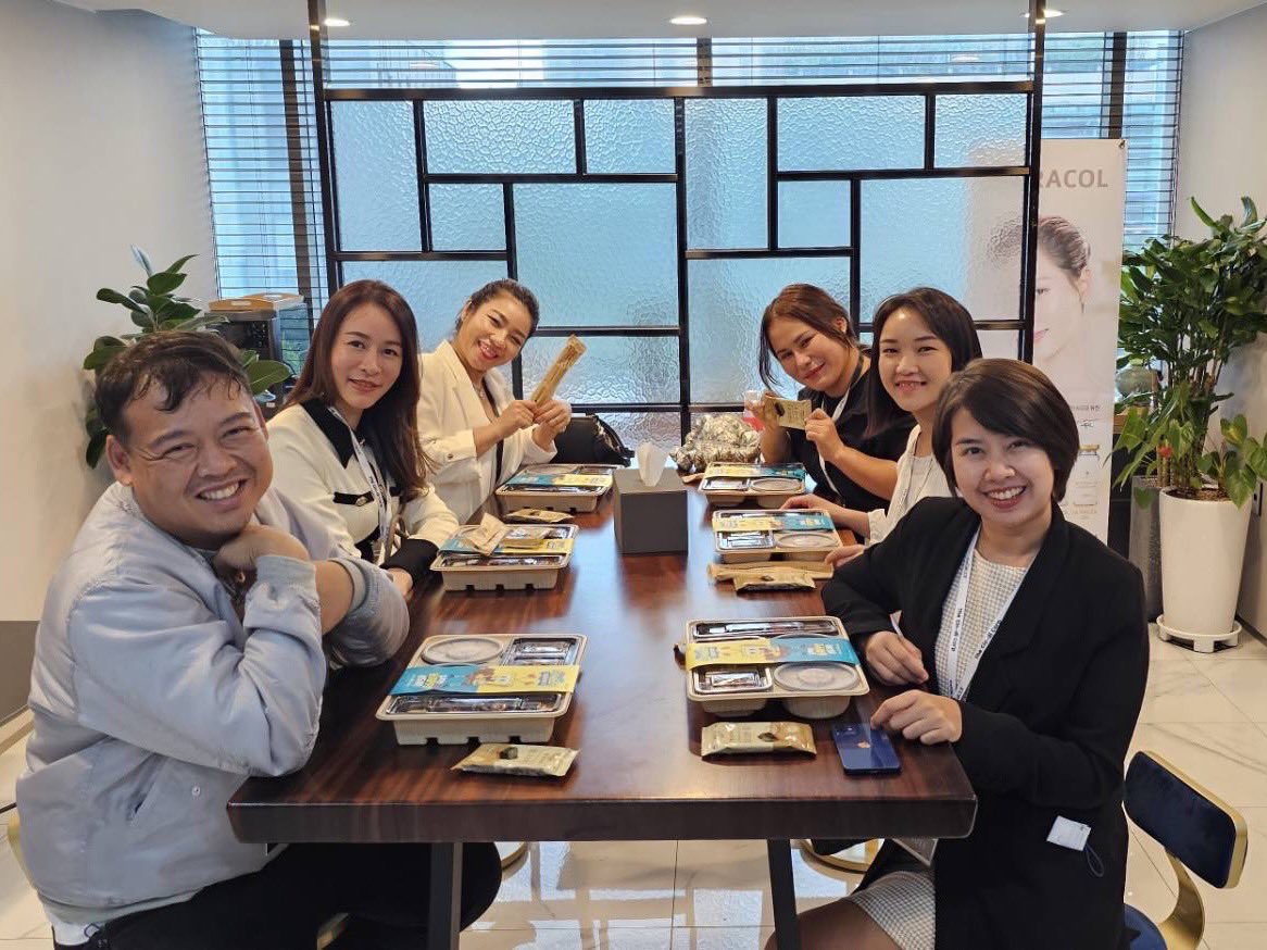 khunkim_ceo's tweet image. Oppa Me ร่วมกับ สมาคมฟิลเลอร์แห่งประเทศเกาหลีใต้ และ IFERA และ The Glodi เทรนนิ่งแพทย์จากประเทศไทย 

แพทย์ไทยและทั่วโลกจะมีแหล่งการเรียนรู้ และแบ่งปันประสบการณ์ และสร้างคอมมูนิตี้สำหรับแพทย์ ผ่านแอพพลิเคชั่นเร็วๆนี้
#oppame #academy #ศัลยกรรมเกาหลี
oppamedoctoracademy.com