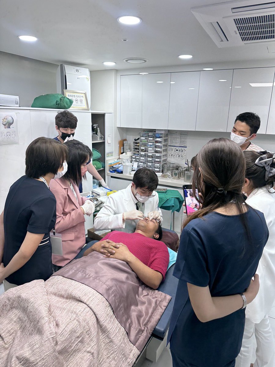 khunkim_ceo's tweet image. Oppa Me ร่วมกับ สมาคมฟิลเลอร์แห่งประเทศเกาหลีใต้ และ IFERA และ The Glodi เทรนนิ่งแพทย์จากประเทศไทย 

แพทย์ไทยและทั่วโลกจะมีแหล่งการเรียนรู้ และแบ่งปันประสบการณ์ และสร้างคอมมูนิตี้สำหรับแพทย์ ผ่านแอพพลิเคชั่นเร็วๆนี้
#oppame #academy #ศัลยกรรมเกาหลี
oppamedoctoracademy.com