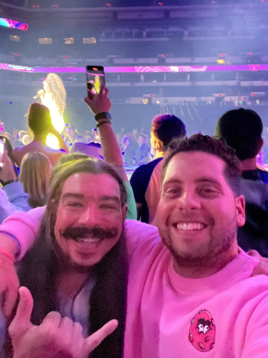 ADinyourFACE's tweet photo. Hanging with my brother  @ShaunoftheSmith https://t.co/q8bRBL7tyt