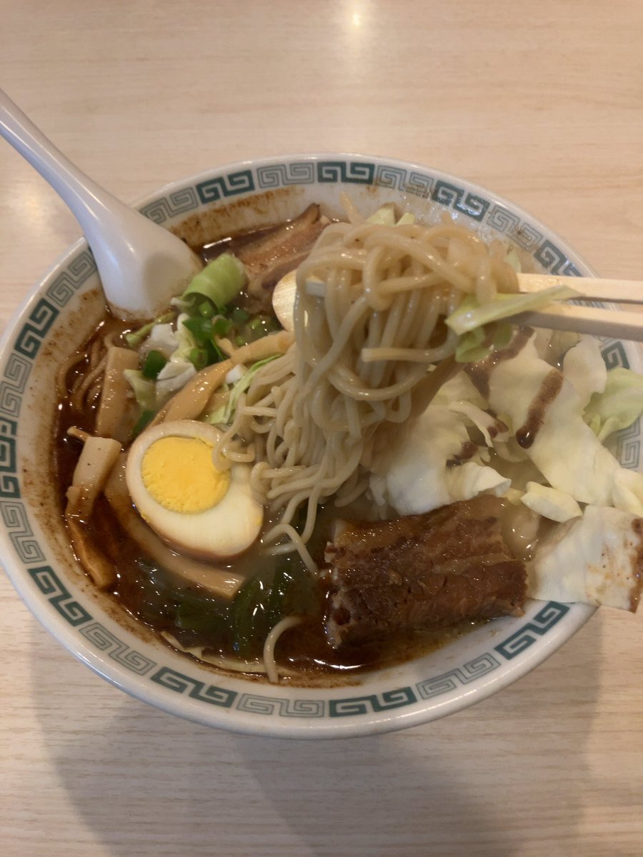 ラーメンウマウマ馬🐴美👍😌
お店の前で並んでる風の人に、「並んでますか？」と聞いたら、「見てるだけなんで。」メニューを見てただけだったらしく、紛らわしいし、しかも会話になってねーしヽ(`Д´)ﾉ
なんだコイツー( ¨̮ )
 #ラーメン大好き  #荒野行動