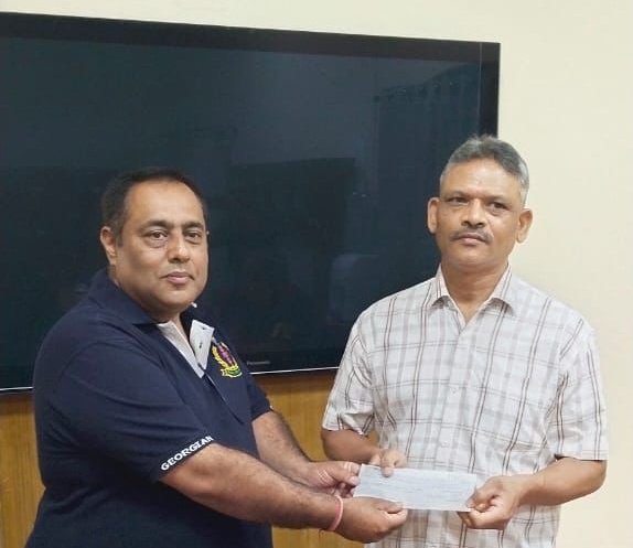 GeorgianBlore's tweet photo. A School Gardener Mr Purnaiah , his wife was hospitalized due to kidney failure. Help of Rs 1,32,000 was provided to him as relief by #GWF (51k) , #Bo88 (60k) & one #Bo2001 Georgian (21k)
Heartfelt Gratitude to #GeorgianWelfareFoundation & all the contributors
#GeorgianSpirit https://t.co/Dfeo9rw9tW
