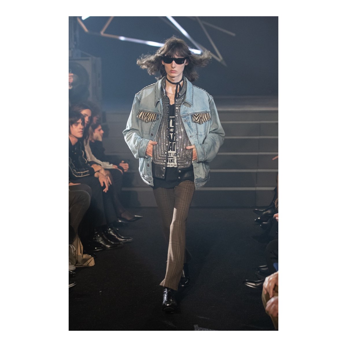 m_ontatta20's tweet photo. Our fashionable man KIM TAEHYUNG wearing "Celine Fall/Winter 2023 Stud Leather Jacket" 🔥🔥💅🐯 https://t.co/3BnP3wG6MV