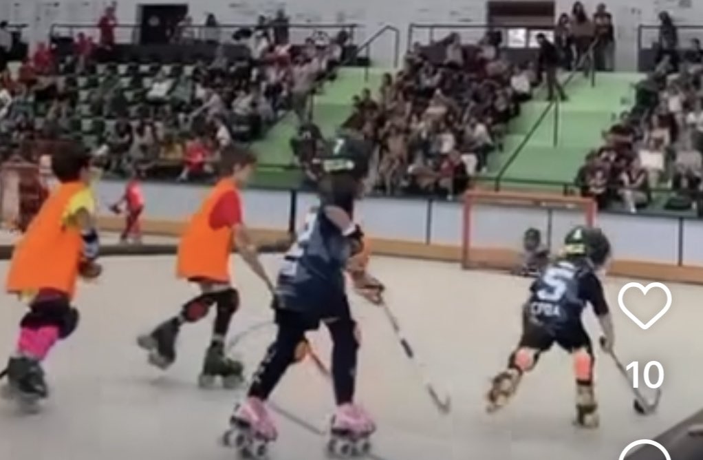 FCPatinatge's tweet photo. [🏑] Molins de Rei viu la gran trobada d’escoletes d’hoquei patins del Torneig Joan Petit. @AmicsJoanpetit @AjMolinsdeRei 
#stickcontent #joanpetit https://t.co/N2WPEAMgMk