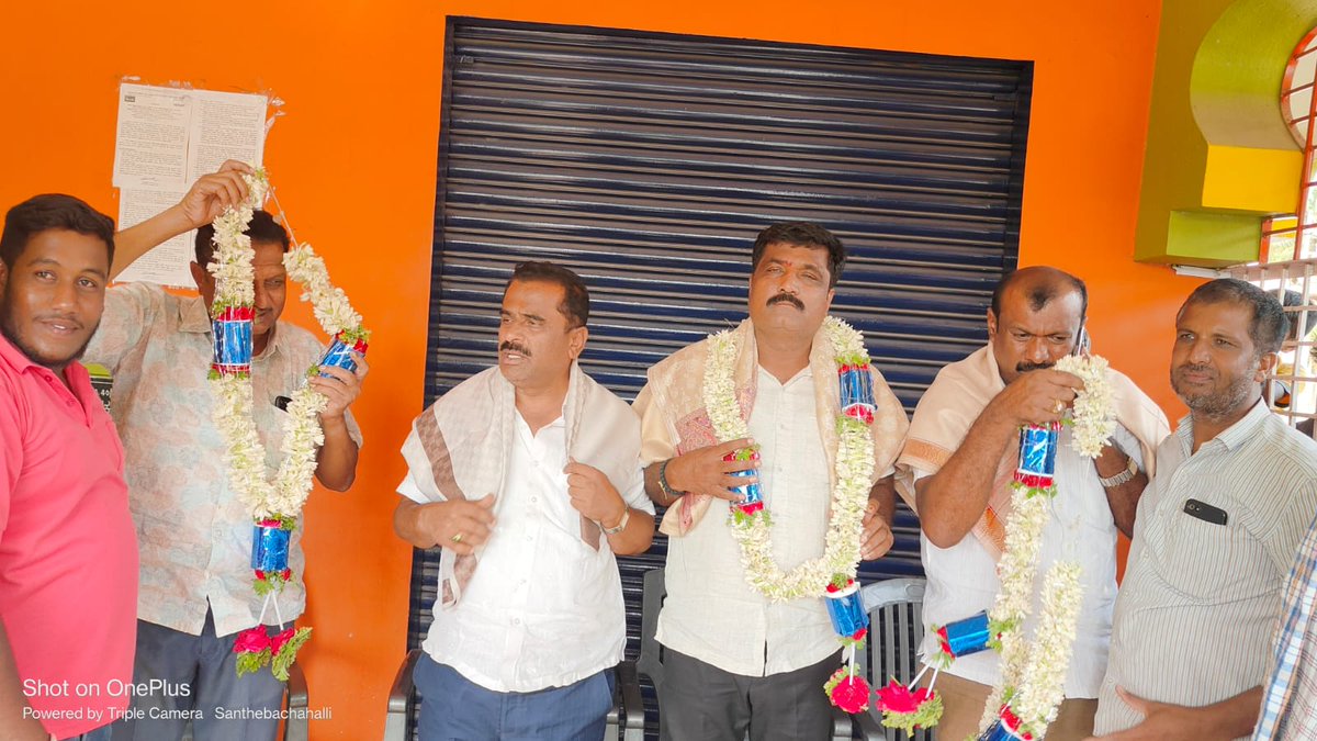 HTManjuJDS's tweet photo. ಕೆ ಆರ್ ಪೇಟೆ ವಿಧಾನಸಭಾ ಕ್ಷೇತ್ರದ ಸಂತೇಬಾಚಹಳ್ಳಿ ಹೋಬಳಿಯ ಅನೇಕ ಗ್ರಾಮಗಳಿಗೆ ಭೇಟಿ ಕೊಟ್ಟು ಎಲ್ಲ ಮತದಾರ ಬಂಧುಗಳಿಗೂ ಕೃತಜ್ಞತೆ ಸಲ್ಲಿಸಿದೆ. ಈ ಸಂದರ್ಭದಲ್ಲಿನಮ್ಮ  ಜೆಡಿಎಸ್ ಪಕ್ಷದ ಮುಖಂಡರು ಹಾಗೂ ಕಾರ್ಯಕರ್ತರು ಉಪಸ್ಥಿತರಿದ್ದರು.
ನಿಮ್ಮ ಪ್ರೀತಿ, ಅಭಿಮಾನ ಹಾಗೂ ಬೆಂಬಲಕ್ಕೆ ಸದಾ ಚಿರಋಣಿ.......

#TeamHTM #JDS #KRPete #ಮಂಡ್ಯ https://t.co/BejvkZ4HhA