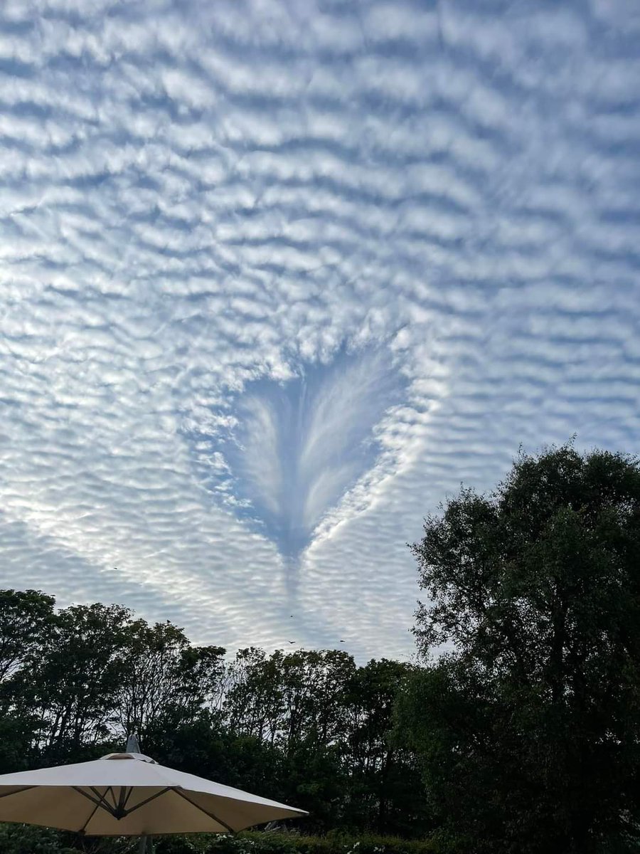 deZabedrosky's tweet photo. Agujero de la nubosidad en Cumbria, #UK. (20.05.2023). #Skypunch #Cloud #Cielomoto #Skyquake #Falkhole #zabedrosky #Clouds 

By: Felicia Coetzee-Johnston ✓. https://t.co/sWiuIe8ymh