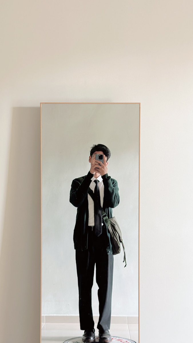 chlriedes's tweet photo. my fav outfit class and bag for this semester 🤍 https://t.co/41DIFCrV2Q
