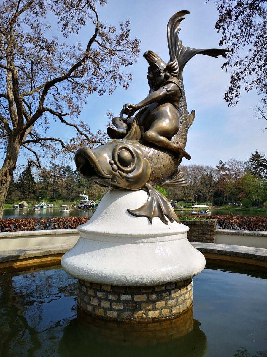 21st May 1985. Opened by Princess Juliana and Anton Pieck, the Wishing Well at #Efteling is unveiled. The well is on a small island in the Siervijver, behind Symbolica. Any money thrown into the well is collected and given to charity.