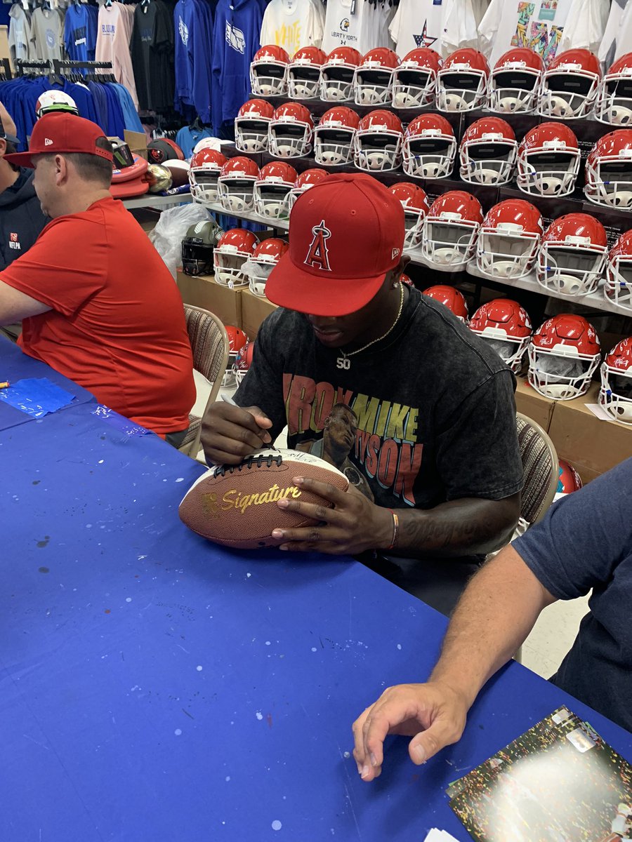 demiles35's tweet photo. Why the Angels!?  @WillieG___ https://t.co/9Qrs5o6KCg