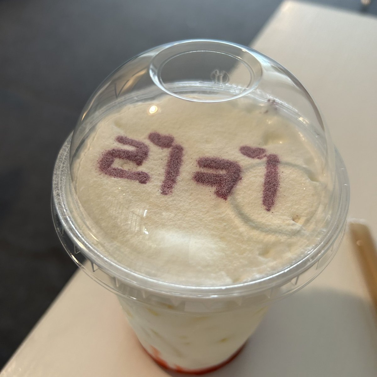 alluvxo's tweet photo. ขอบคุณที่ทำคาเฟ่น่ารักๆแบบนี้นะคะ สวบเค้กหมดก่อนอดป้อนเค้กน้องริคเลย 😂😂

#OurStrawberRickyDay https://t.co/gWM8JUT9I9