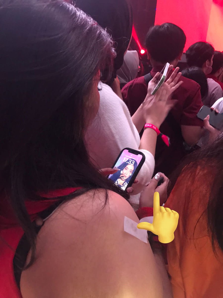 skiezeu's tweet image. Sorry ya qrt, tapi ternyata ada yang bawa dan bahkan NGEVAPE saat konser berlangsung dan itu dilakukan BERKALI KALI 🤭🫢 
Padahal ini indoor loh dan standing

Btw ini di CAT 1A 😬 @DyandraGlobal 
#RtoVinJAKARTA 
#RedVelvet4thConcert_RtoV_in_Jakarta