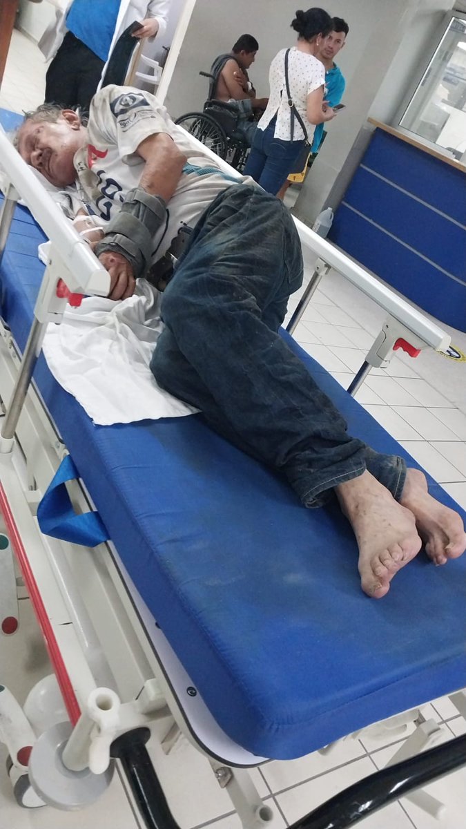 Este señor está en el Isss General por si la familia lo anda buscando...
 Rt xfa