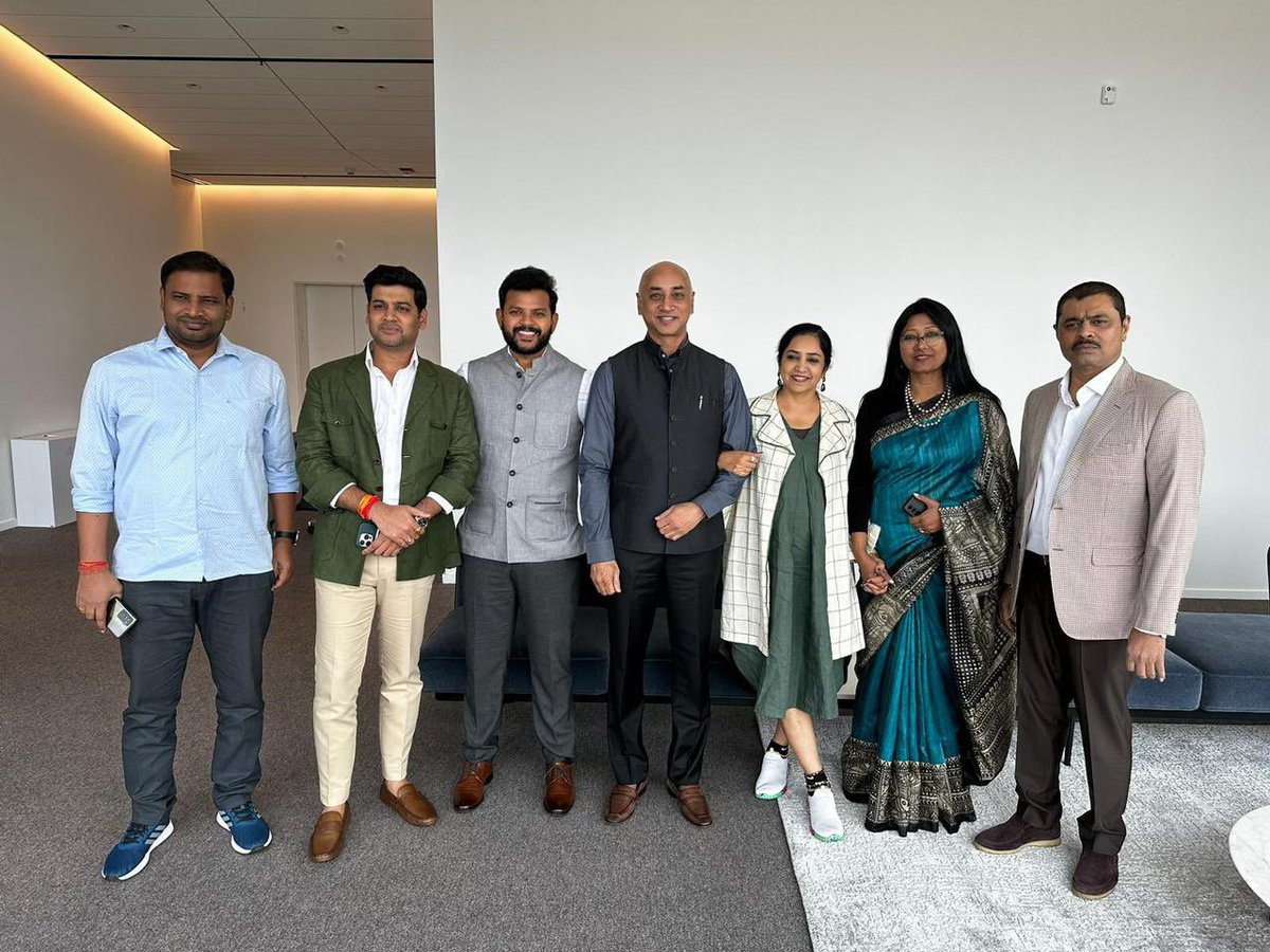 DrSEShinde's tweet photo. The week-long #LegislatorsProgram hosted by @EPIC_India, at @UChicago
was a unique opportunity for Parliamentarians from India to gain insights from experts on issues of International importance.
As we conclude the week-long program, I thank @UChicago
& @EPIC_India for their hospitality at the University.
