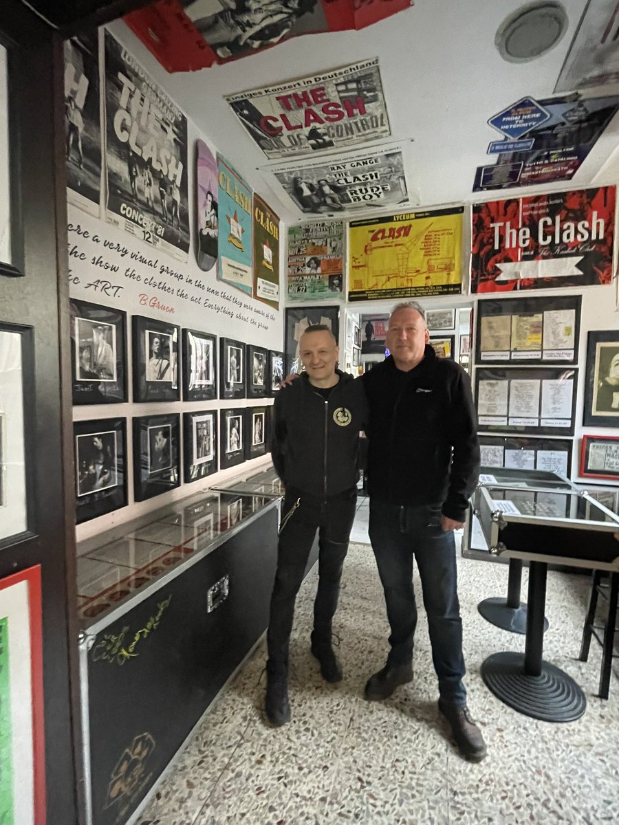 maryhillmagyars's tweet photo. A 3rd visit yesterday to this great little cafe bar in #sedriano just outside #milan with the most amazing #TheClash memorabilia First person to get to sign one of cases as well ! https://t.co/7V97JJrbTh
