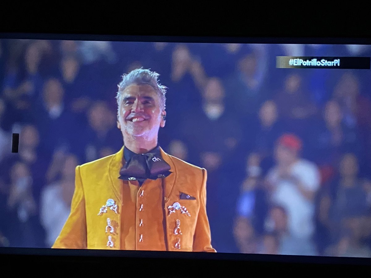 Ay, pero ven tantito
Es la única vez que te voy a contar mi secreto
Si no tuvieras compromiso, te perdería el respeto 🎶

📍Y regreso el hombre 🧡🥰

#ElPotrilloStarPlusLive #Caballero