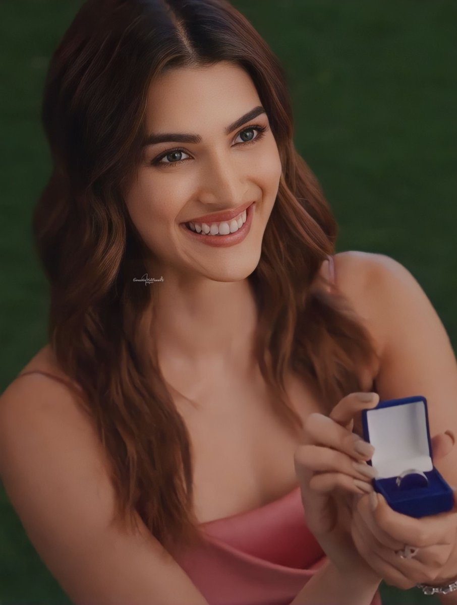 Gorgeouskriti's tweet photo. 🔮🪄❤️

#KritiSanon https://t.co/fZKARSPdk8