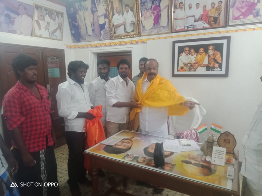 RameshMuthuraj7's tweet photo. திருப்பத்தூரில் ஏற்பாடு செய்யபட்டுள்ள சதயவிழாவிற்க்கு திருப்பத்தூர் சட்டமன்ற தொகுதி MLA மற்றும் அமைச்சருமான @OfficeOfKRP அவர்களை நேரில் சந்தித்து சிவகங்கை மாவட்ட வீர முத்தரையர் முன்னேற்ற சங்க பொருப்பாளர்கள் அழைப்பு வைத்தனர்..! 
#முத்தரையர்_சதயவிழா 
@KKSelvakumaroff @gurumanikks https://t.co/kUiANKzjCm