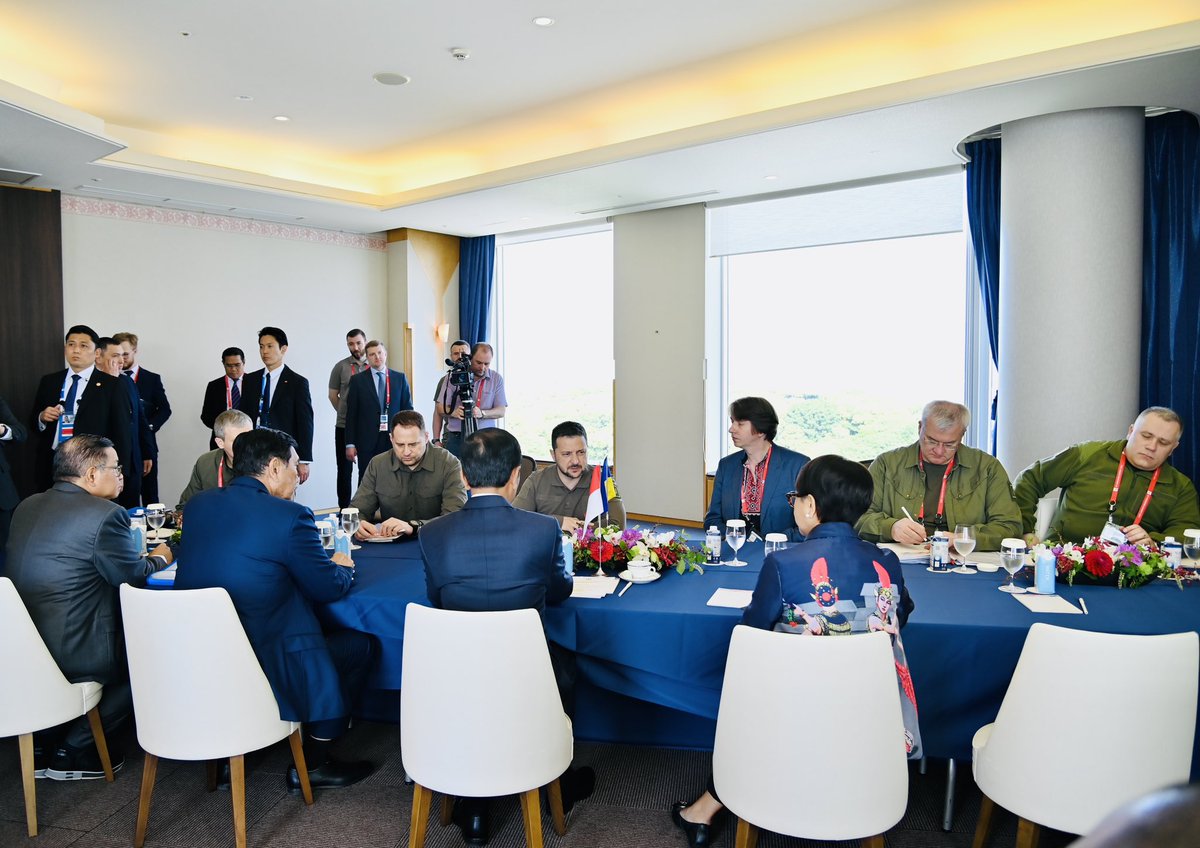 Pertemuan bilateral Presiden Jokowi - Presiden Volodymyr Zelenskyy bahas situasi di Ukraina, di sela-sela KTT G7 Jepang (21/5). Indonesia siap jadi jembatan perdamaian Ukraina-Rusia.

Photo: BPMI

#Inidiplomasi #IndonesiaUntukDunia