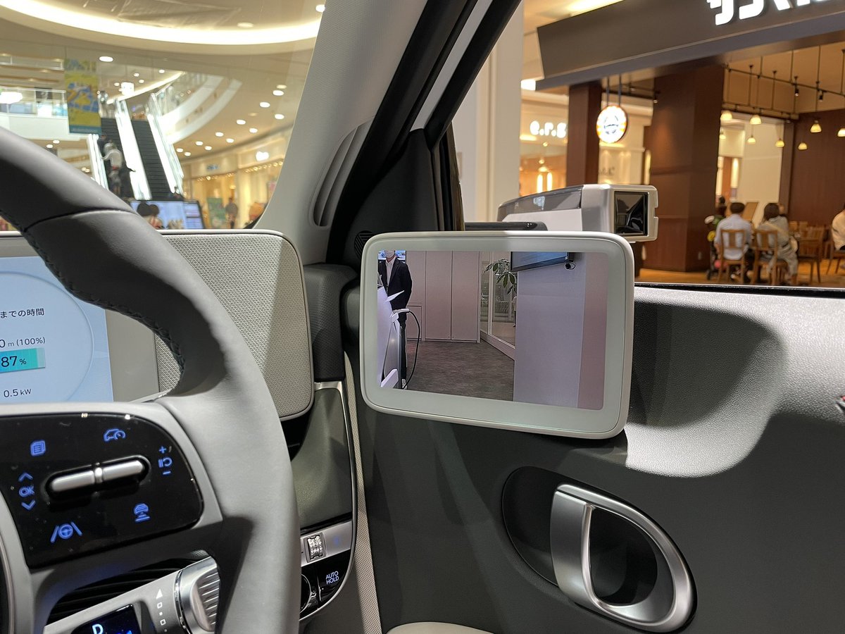 ヒョンデ福岡にて「IONIQ5 リミテッドエディション」のホワイトマット見てきました！

デジタルサイドミラーは外側のカメラがミラーより小さく、モニターがよく見えるので良いですね！

ホワイトマットはパッと見、通常のホワイトとあまり違いが分かりませんでした。

#IONIQ5 #ヒョンデ #hyundai